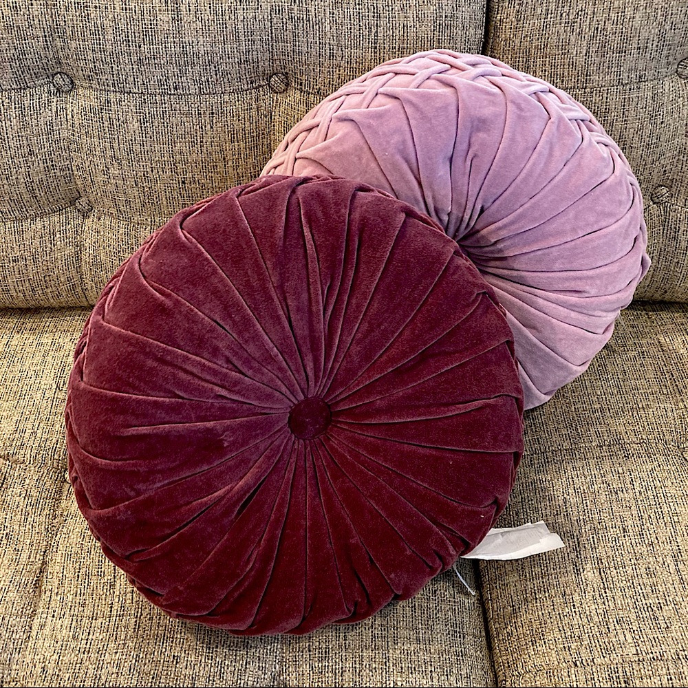 Round Pintuck Pillow set of 2 colors